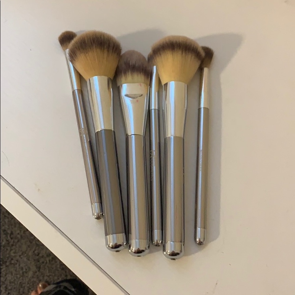 SOLD It Cosmetics Brush Set